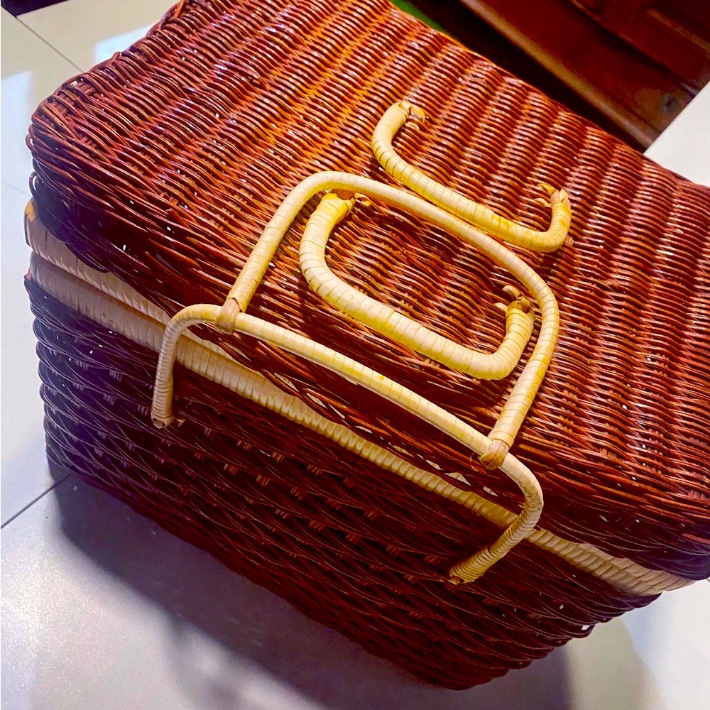 Vintage Picnic Basket (with dishes)